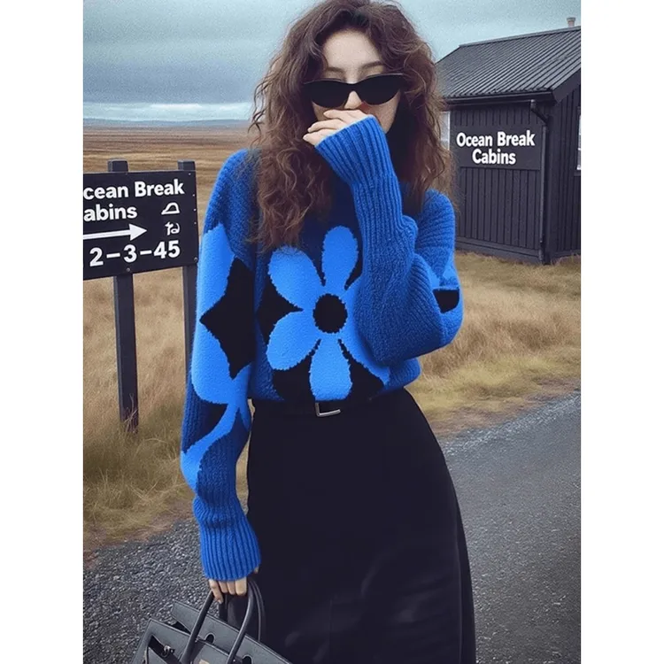 流行款时尚百搭宽松保暖舒适日常通勤蓝色针织衫女2025冬花朵毛衣