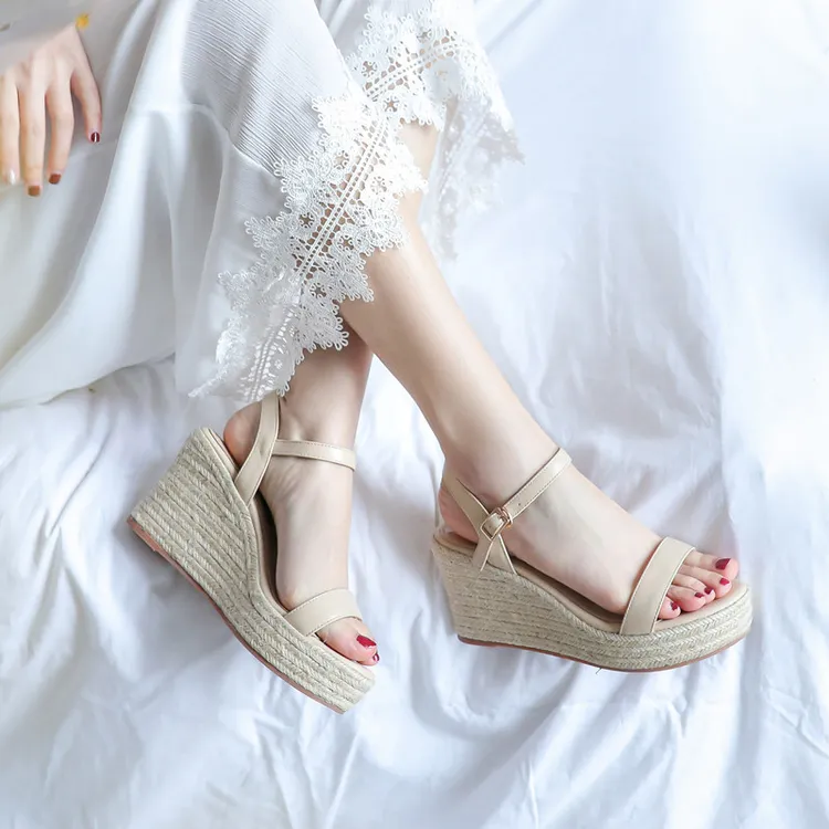 真皮露趾凉鞋女夏款波西米亚复古坡跟草编厚底一字带防水台高跟鞋