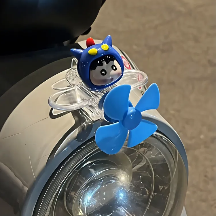 蜡笔小新风能发光小飞机七彩电动车自行车车载装饰摆件旋转小飞机