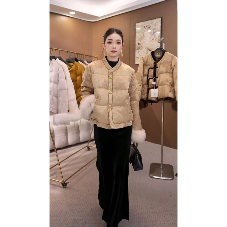 2025年90白鸭绒袖口狐狸毛新中式国风提花复古立领羽绒服