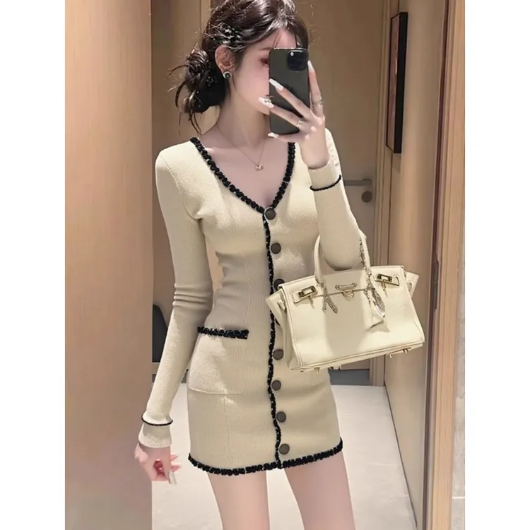 秋季女装小香风洋气修身V领单排扣连衣裙时尚气质内搭打底针织裙