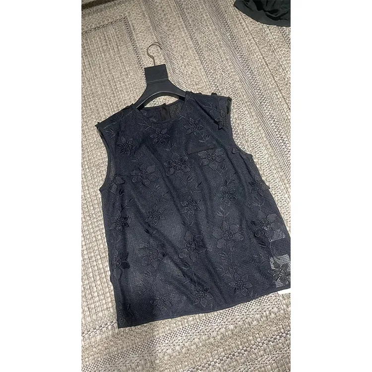 《有钱花背心》夏季2076圆领蕾丝镂空无袖T恤女装上衣休闲百搭上衣