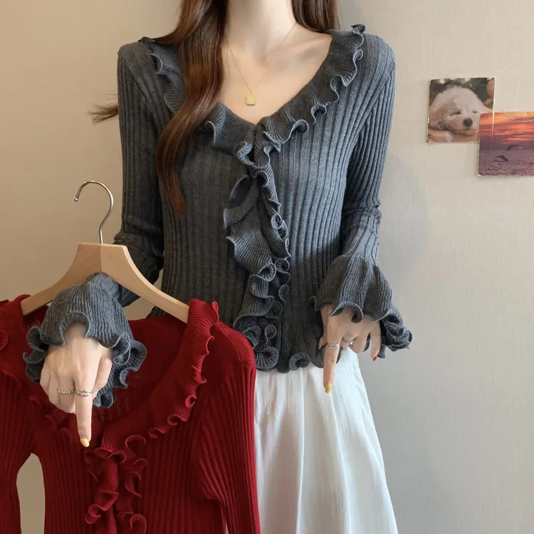 大码秋季时尚设计感内搭短款打底衫女法式V领荷叶边长袖针织上衣