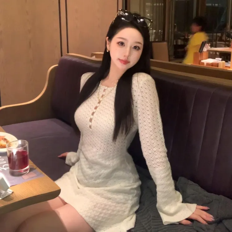 小香风气质白色镂空喇叭袖针织连衣裙女纯欲收腰a字短裙绝美裙子