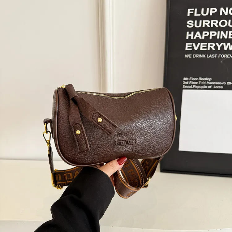 复古2025新款宽带斜挎包女百搭小包枕头包单肩时尚