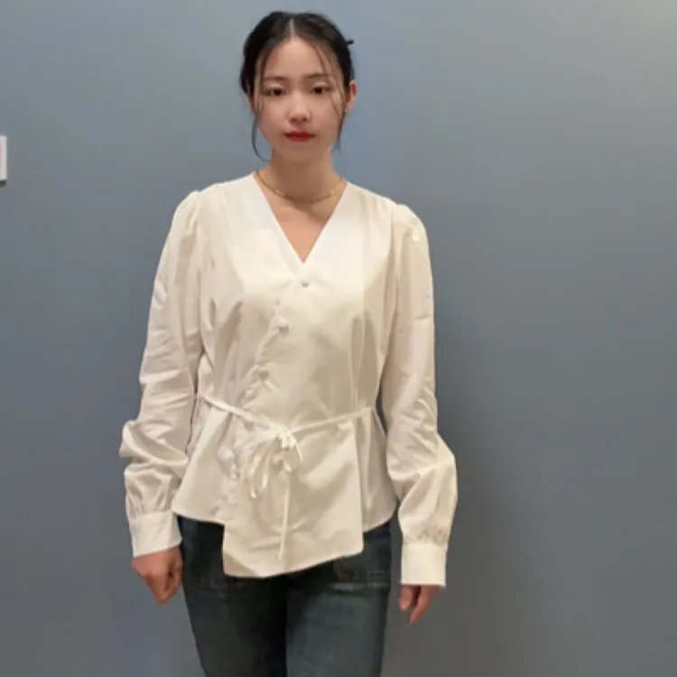 册亿2025春装新款衬衫女棉衬衣不规则V领气质宽松系带修身白上衣