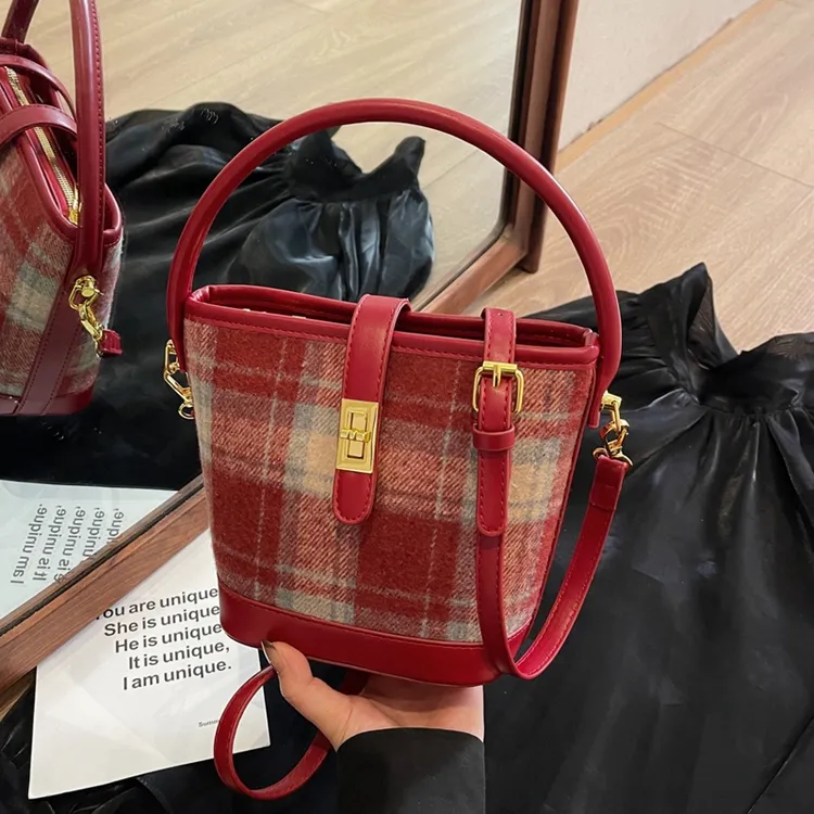 URCAN REUIU红色毛呢格子包包女2025新款流行百搭高级感斜挎包通