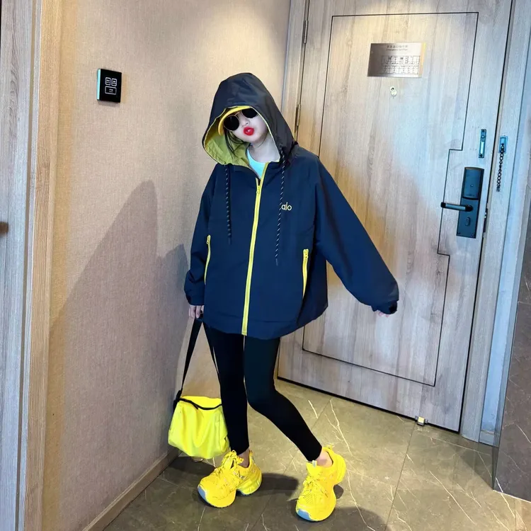 女童冲锋衣外套秋装2025新款儿童洋气连帽上衣女孩春秋季大童夹克