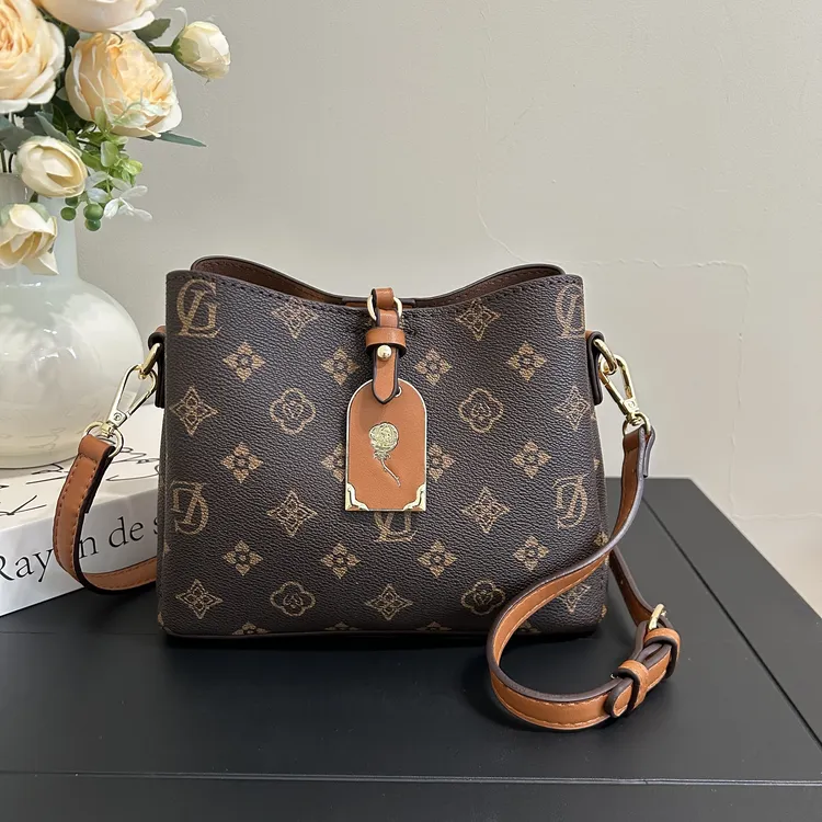 2025新款 百搭气质女包 复古风 水桶包 斜挎包斜跨单肩上班专用包