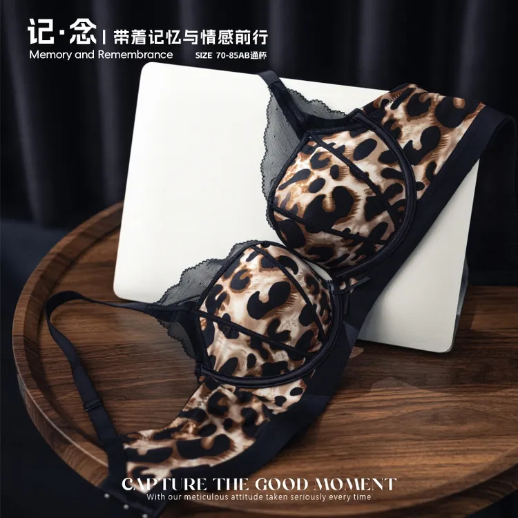 维多利亚无痕蕾丝内衣女小胸聚拢显大无钢圈上托防下垂文胸罩套装