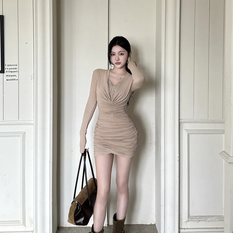KaDaiShan纯欲蕾丝深v领包臀连衣裙秋季2025爆款褶皱显瘦辣妹短裙