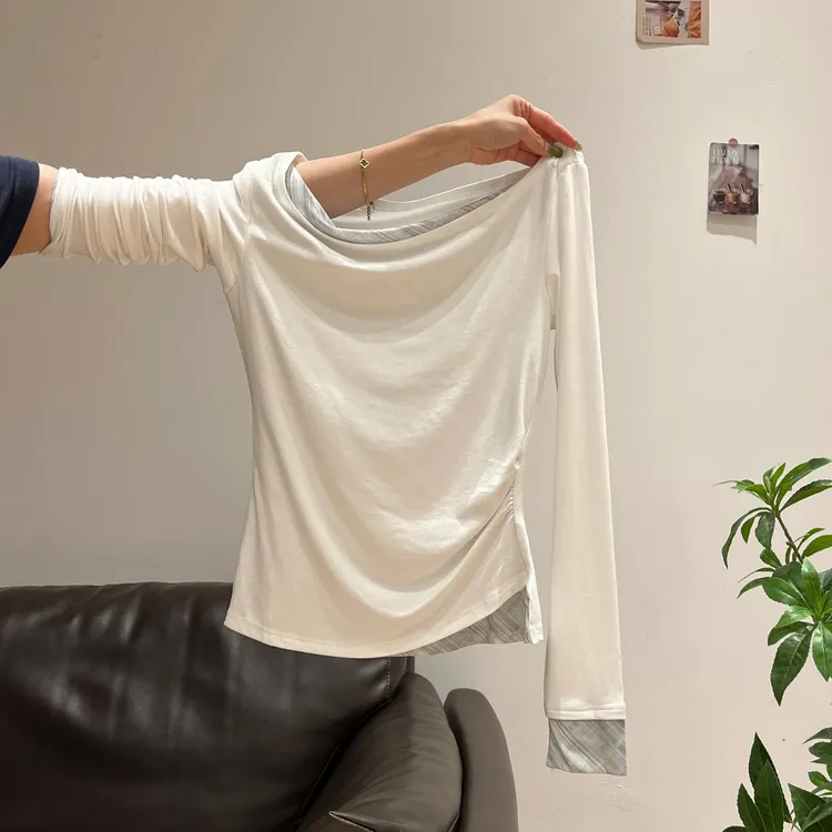撞色拼接斜肩露肩打底衫上衣早秋韩系穿搭2026褶皱收腰长袖内搭女