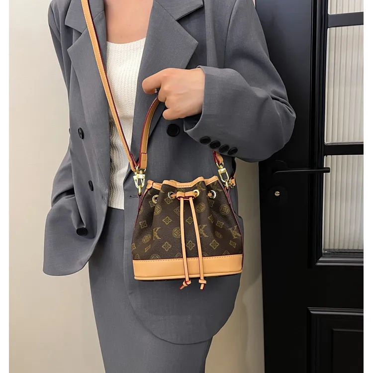 今年流行的水桶包包女2024新款女士印花斜挎包抽绳女包单肩包手提