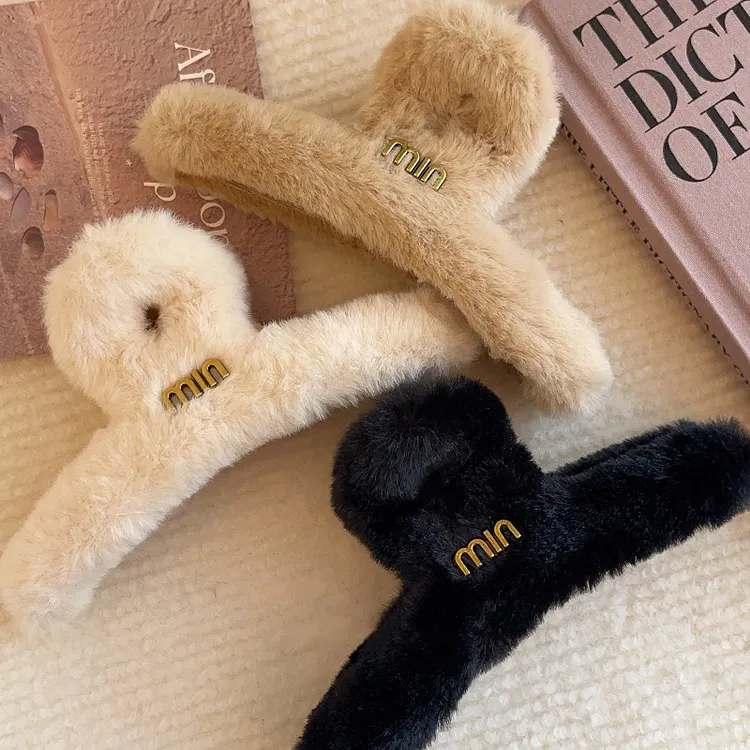 韩版秋冬毛绒抓夹高级感大号后脑勺盘发鲨鱼夹百搭仿兔毛字母发夹