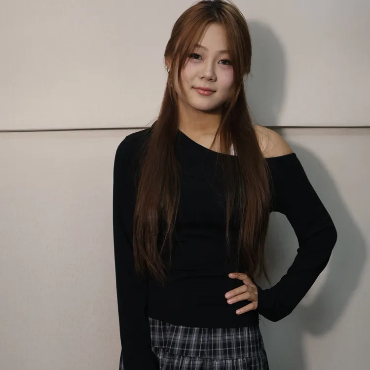 秋季时尚长袖T恤搭配高腰格子半身裙套装