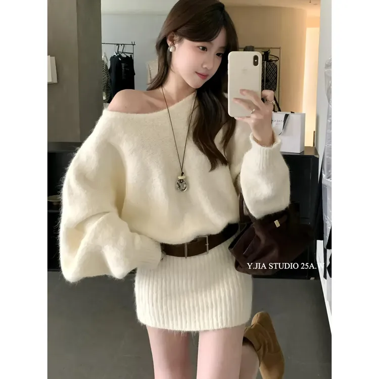 松弛感露肩毛衣裙女秋冬2025新款收腰显瘦慵懒风针织连衣裙包臀裙