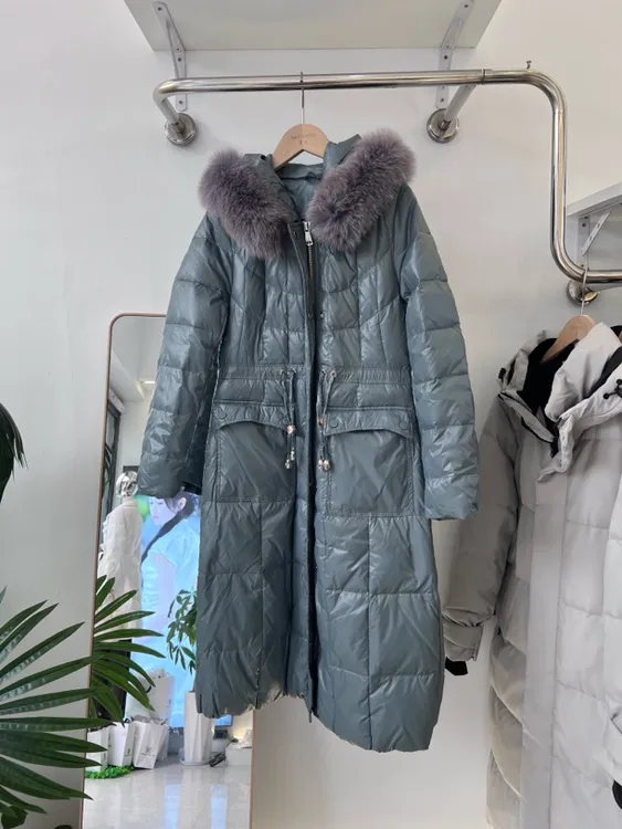 店内实拍的中长款女士女款抽绳冬季保暖大毛领