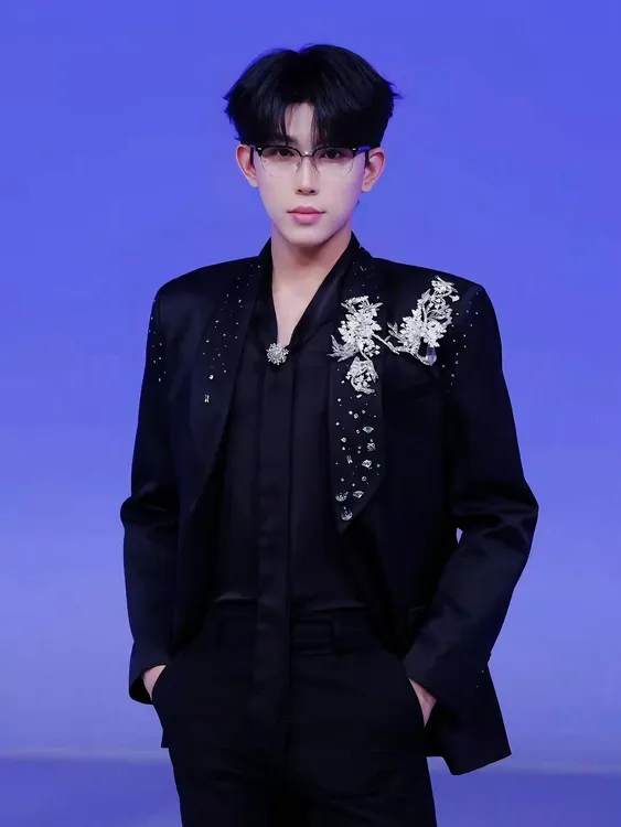 明星同款黑色时尚晚宴风西装男士修身高级感舞台演出秀款主持西服