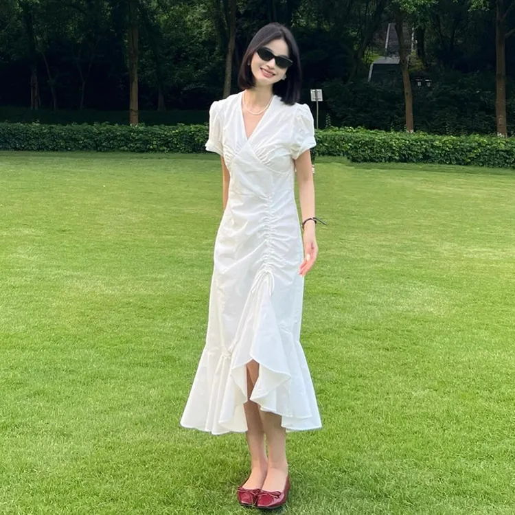 法式白色荷叶边V领褶皱收腰连衣裙女夏季气质不规则下摆鱼尾裙子