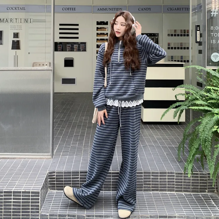 大方得体穿搭一整套早秋蕾丝拼接连帽条纹卫衣高腰阔腿裤两件套
