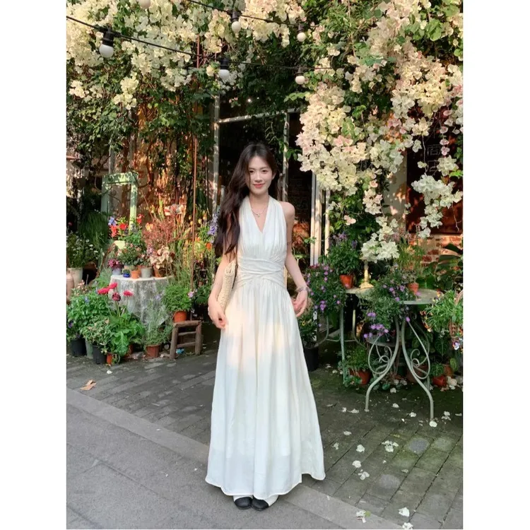 2025法式无袖V领挂脖连衣裙夏季绝美度假风收腰减龄垂感长裙