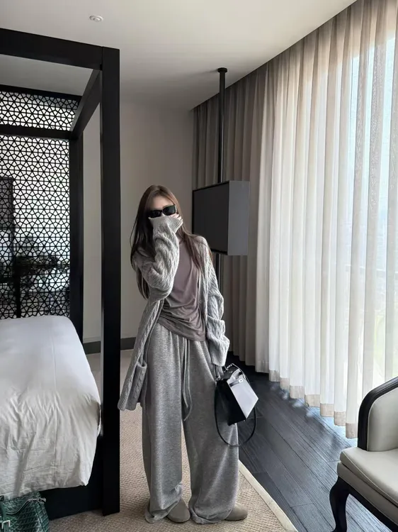 慵懒灰色长袖针织毛衣外套内搭T恤女秋季套装休闲直筒长裤三件套