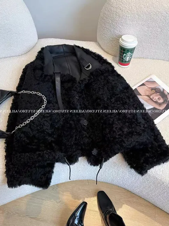 黑色皮毛一体外套女短2025冬季新款设计感通勤风毛茸茸两面穿上衣