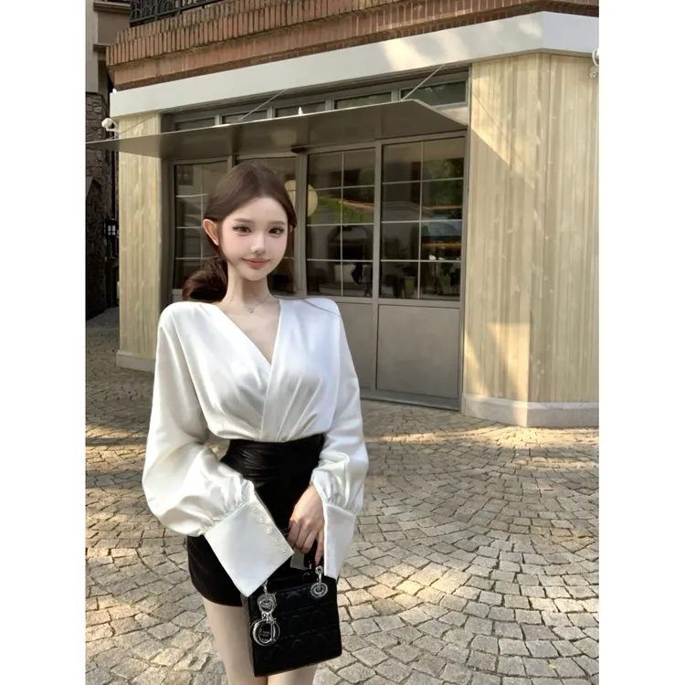法式赫本风撞色v领蝙蝠袖气质衬衫女秋季高级感绑带收腰长袖上衣 