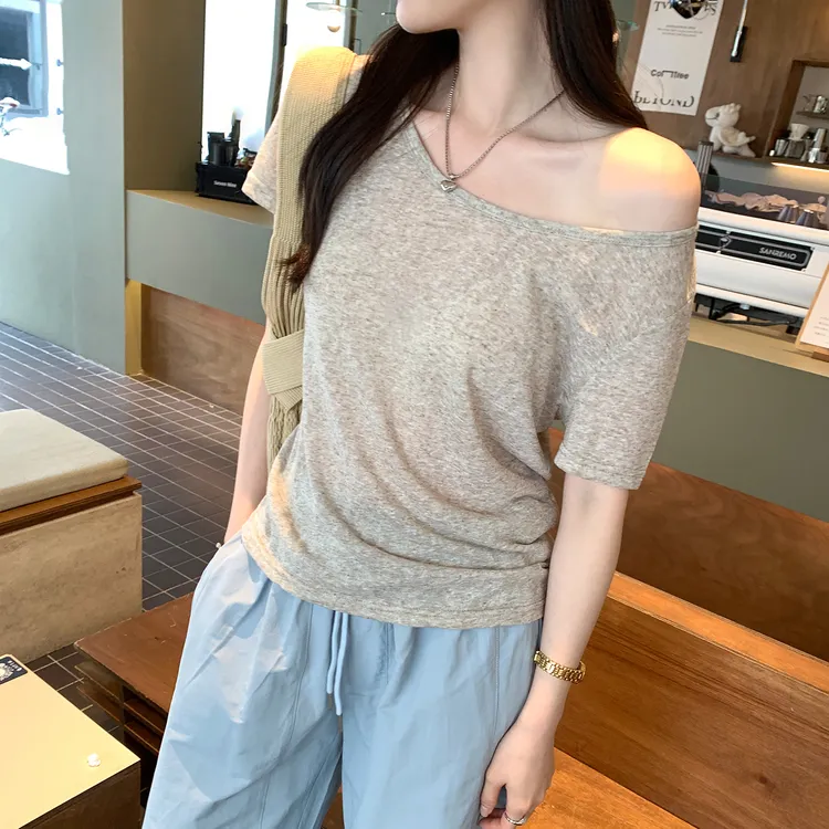 独特气质斜肩短袖T恤女2025夏新款薄款轻奢高级感露肩上衣