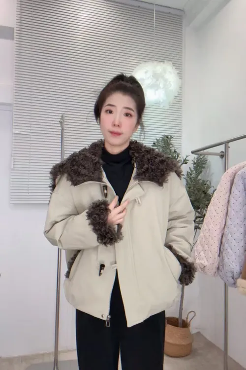 Z552822-工装风毛毛拼接派克女2025冬季新款牛角扣厚短外套