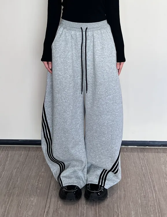 万兔的One美式复古三条杆弯刀卫裤男女宽松百搭阔腿休闲街舞裤子