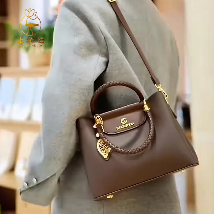 【当天发货】2025秋冬新款爆款优雅风复古风斜挎包潮流女士肩包气质