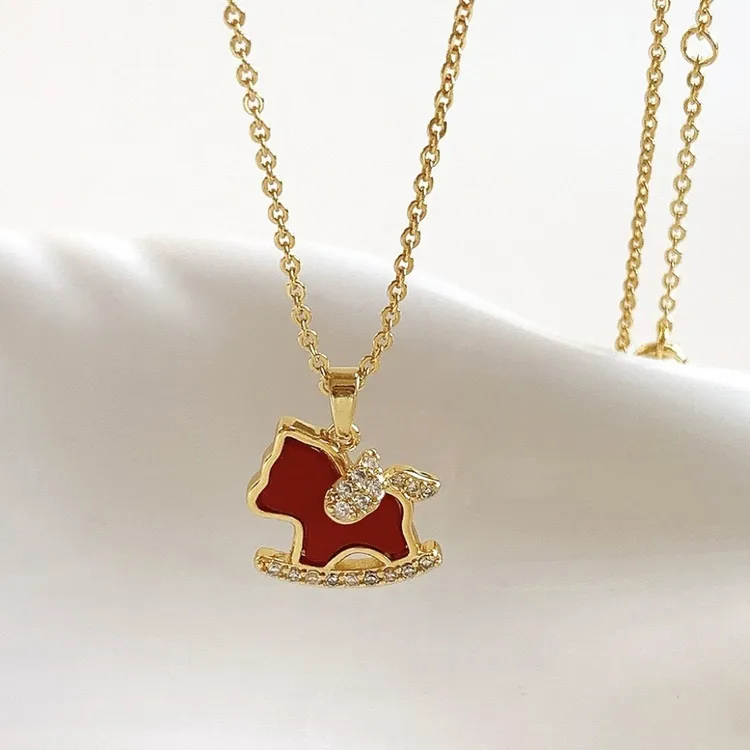 铜合金项链 法式红色微镶小马气质项链高级感锁骨链轻奢小众精致