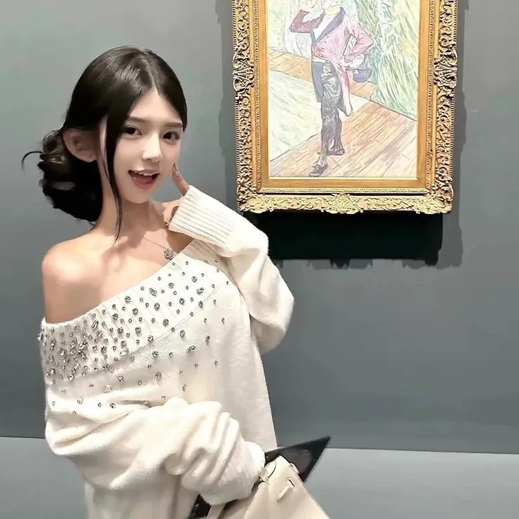 小香风烫钻针织连衣裙女秋冬纯欲性感一字肩包臀裙蝙蝠袖毛衣裙子