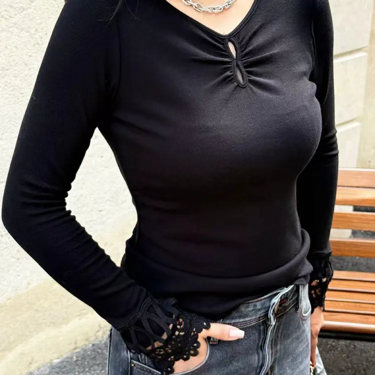 穆碧娜新款蕾丝袖口打底衫