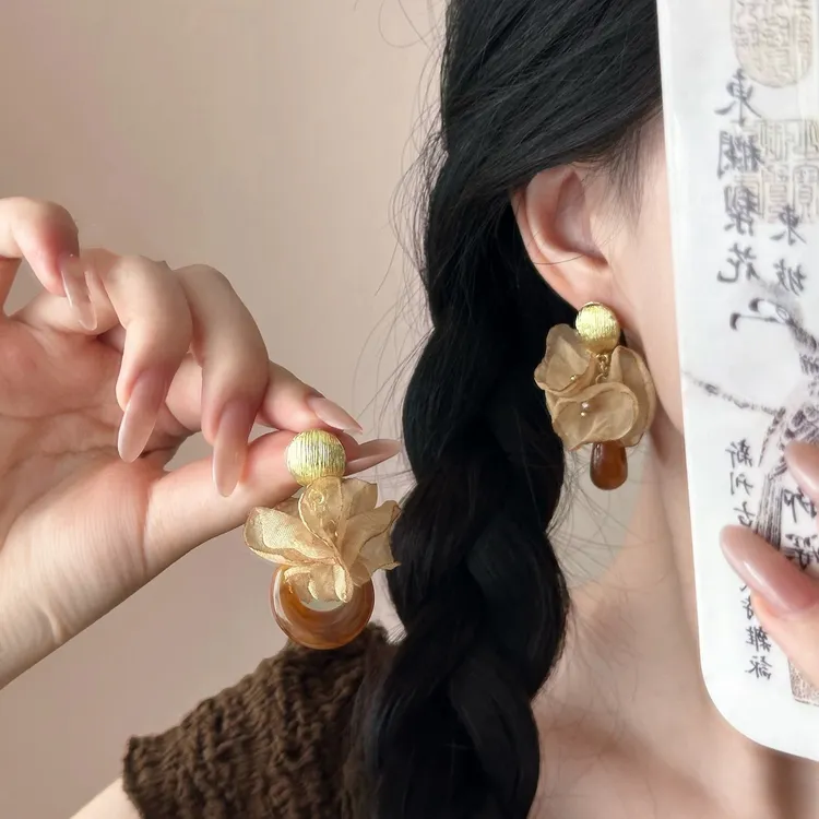 合金耳饰 美拉德咖色树脂雪纺花朵耳钉2025新款高级感气质耳饰女