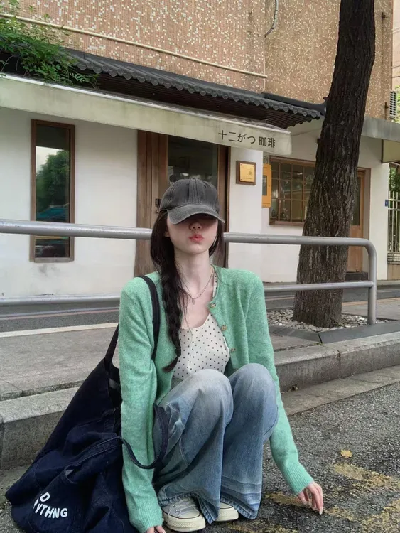 2025秋季新款韩系减龄绿色针织开衫波点背心内搭复古牛仔裤三件套