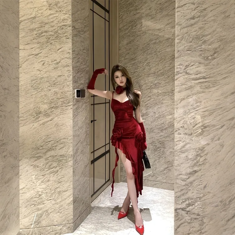 【圣诞节战袍】红色丝绒不规则吊带连衣裙生日拍照性感礼服开叉裙子