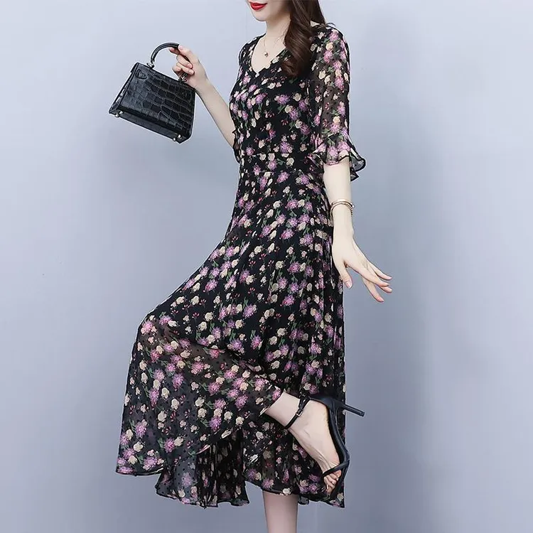 碎花连衣裙2025新款高端气质妈妈沙滩裙女夏季三亚风大摆长裙飘逸