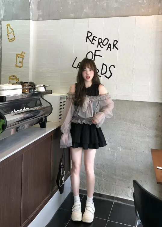 2025夏季新款纱纱甜美高级感灯笼袖修身显瘦一一字肩上衣百搭半裙