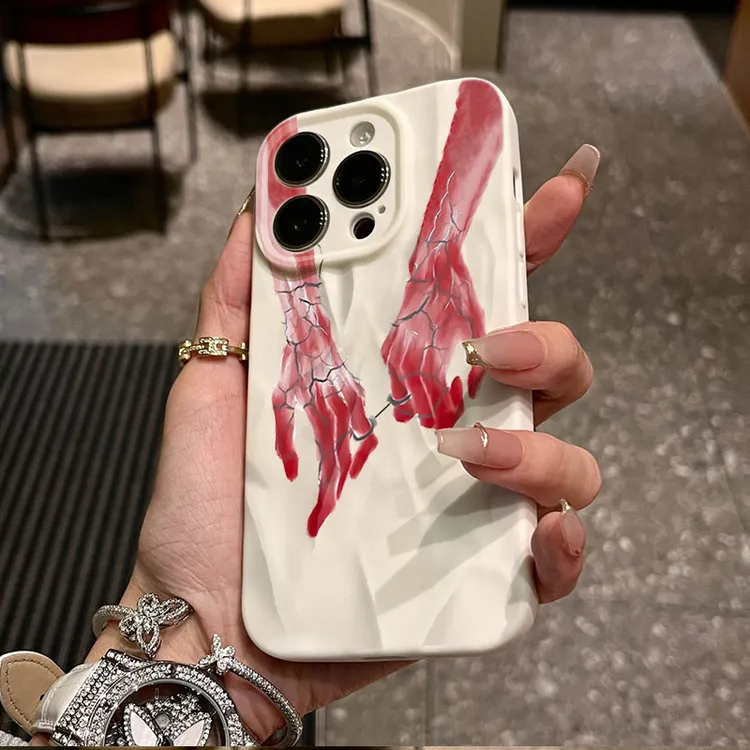 双手紧扣适用iphone16苹果15pro手机壳14plus褶皱13磨砂12软11