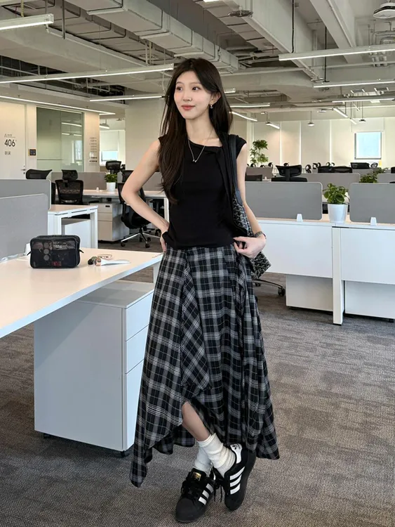 韩系ootd穿搭一整套无袖背心上衣不规则格纹半身裙又酷又飒两件套