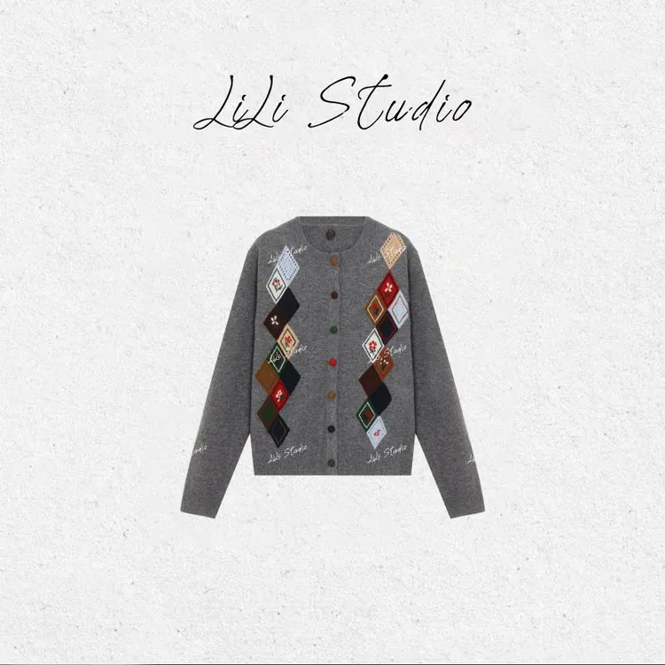 PCNY丨不理理「绮梦菱影」格雷系彩扣提花满分绵羊毛圆领针织开衫