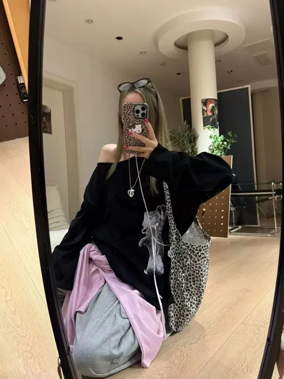 秋冬季新款减龄韩系小猫印花长袖斜肩卫衣女宽松慵懒感T恤