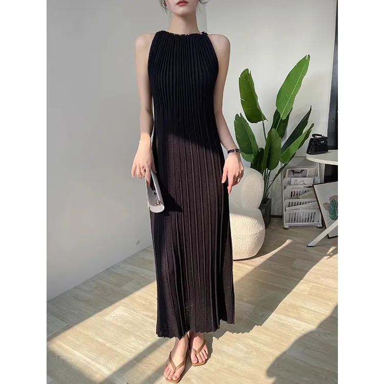 黑色连衣裙女2025新款夏季针织无袖背心裙子气质褶皱宽松长款裙子