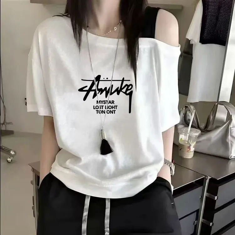 今年流行的女装斜肩短袖T恤2025新款大码宽松减龄显瘦露肩上衣