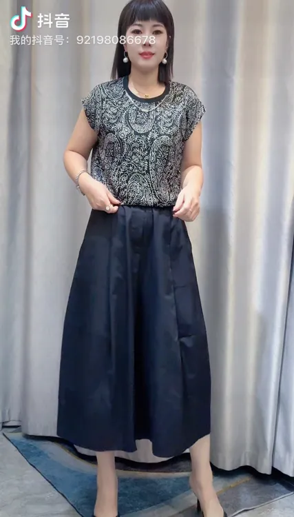 夏季时尚无袖收腰显瘦遮肉圆领上衣搭配阔腿裤套装