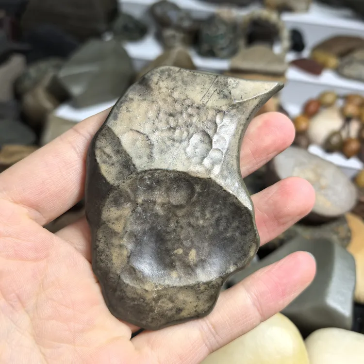 新疆戈壁滩泥石象形石把件摆件，尺寸:8.8*5.0*1.4