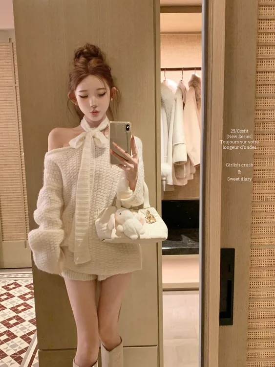 云感包围 圣诞新年氛围感系带斜肩针织衫上衣配短裤秋冬新款套装