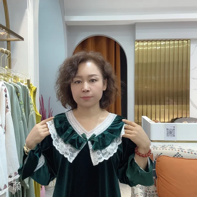 女士蕾丝边金丝绒宽松长袖睡衣套装适合秋冬季节